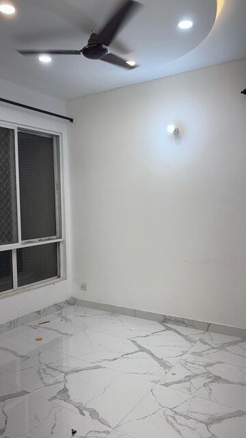 Room in 3 BHK Apartment at Jaypee Greens Kosmos, Sector 134 – for Rent