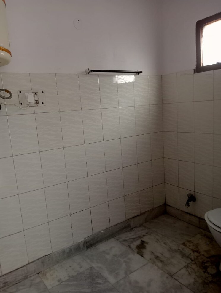 Bathroom, lajpat nagar i 2 Bedroom 900 Sq.Ft. Builder Floor In Lajpat Nagar I Delhi 9195867