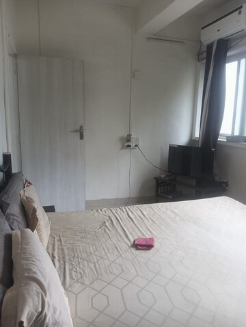 Bedroom in 1 BHK Apartment at Khar West – for Rent