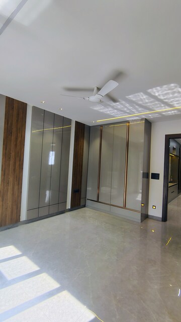 Room in 4 BHK Builder Floor at Sushant Lok 3, Sector 57 – for Rent