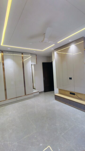 Room in 4 BHK Builder Floor at Sushant Lok 3, Sector 57 – for Rent