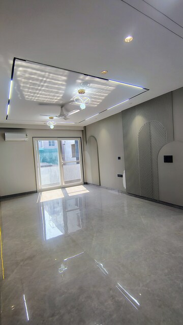 Room in 4 BHK Builder Floor at Sushant Lok 3, Sector 57 – for Rent