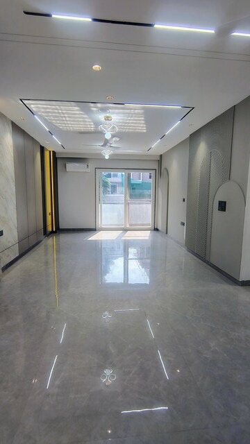 Room in 4 BHK Builder Floor at Sushant Lok 3, Sector 57 – for Rent