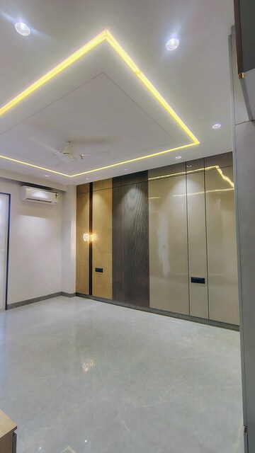 Room in 4 BHK Builder Floor at Sushant Lok 3, Sector 57 – for Rent