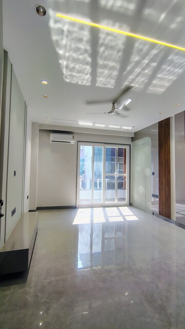Building Lobby in 4 BHK Builder Floor at Sushant Lok 3, Sector 57 – for Rent