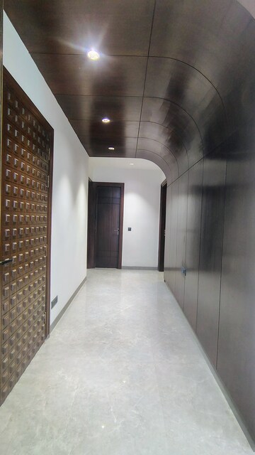 Building Lobby in 4 BHK Builder Floor at Sushant Lok 3, Sector 57 – for Rent