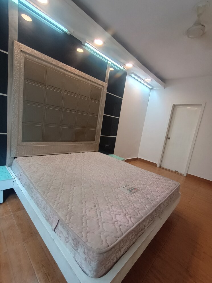 Bedroom, roop nagar 5 Bedroom 490 Sq.Yd. Builder Floor In Roop Nagar Delhi 9196079