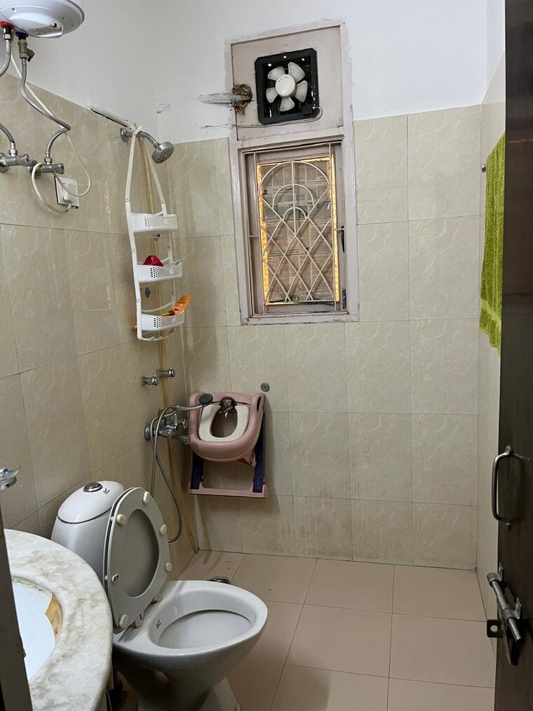 Bathroom, sector 52 3 Bedroom 242 Sq.Yd. Builder Floor In Sector 52 Gurgaon 9196083