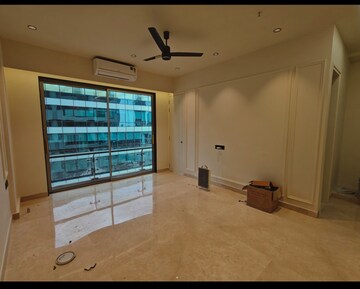 Room in 3 BHK Apartment at Indiabulls Blu, Worli – for Rent