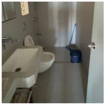 Bathroom in 4 BHK Apartment at Sanjeev Enclave, Andheri West – for Rent