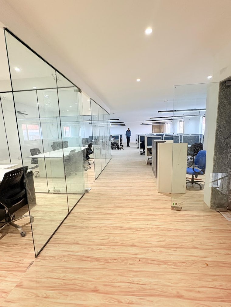  Parking, sector 63 Commercial Office Space 2200 Sq.Ft. In Sector 63 Noida 9196109