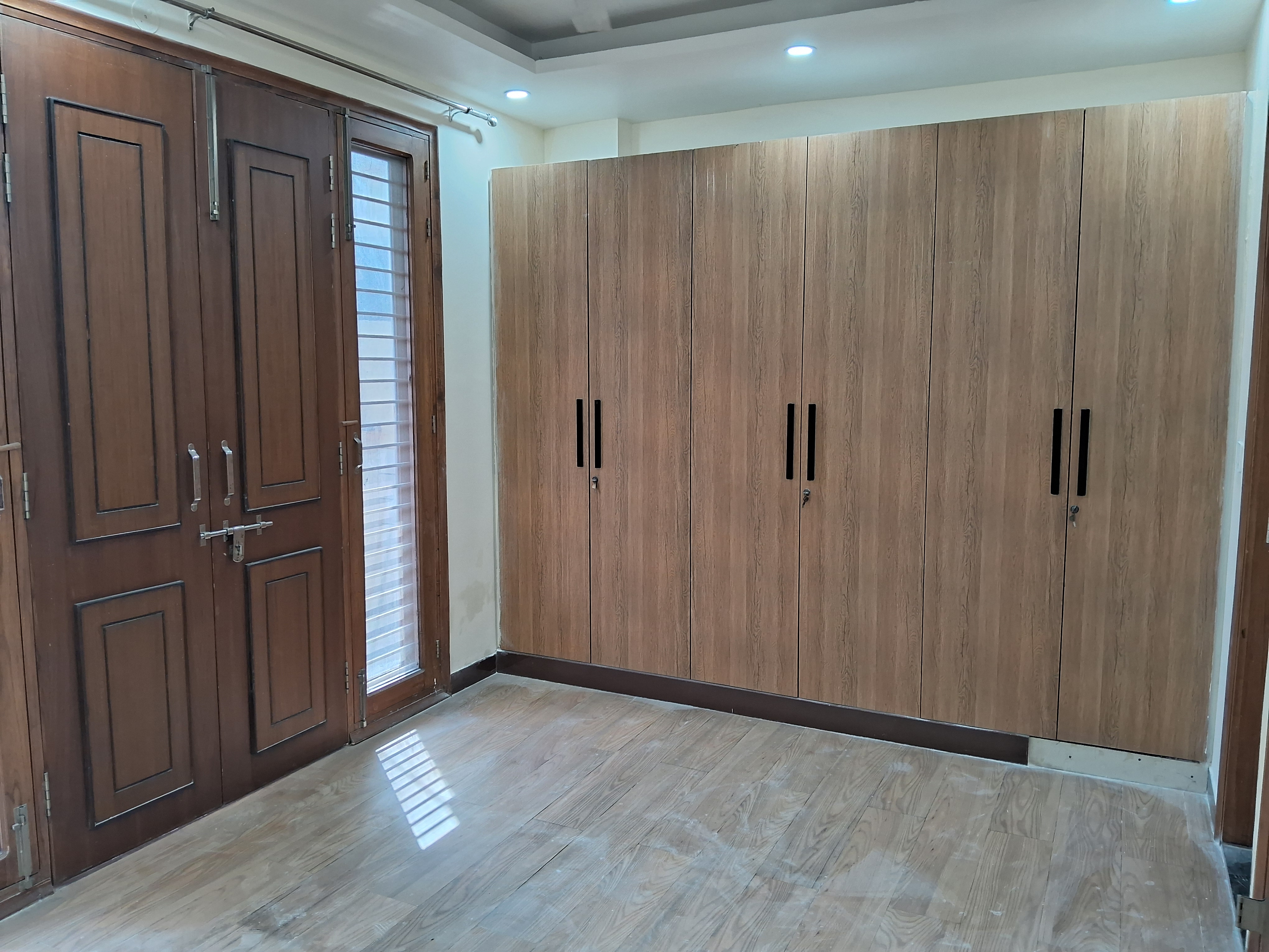Room in 3 BHK Builder Floor at Vipul World Floors, Sector 48 – for Rent