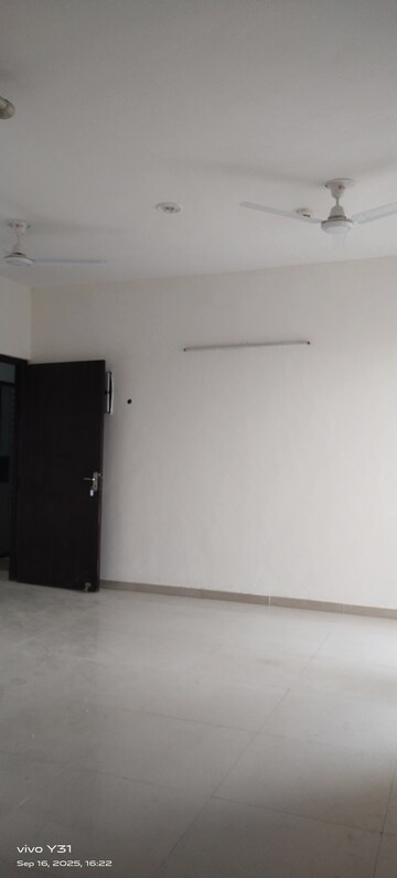 2 BHK Apartment For Rent in Mahagun Mywoods, Sector 16c Greater Noida