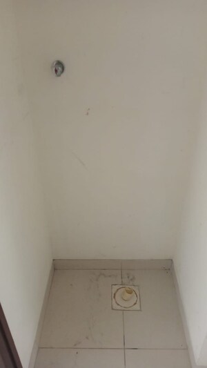 Room in 1 BHK Apartment at Godrej Tranquil, Kandivali East – for Rent