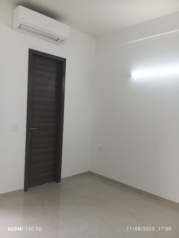 Room in 3 BHK Apartment at Smart World Orchard, Sector 61 – for Rent