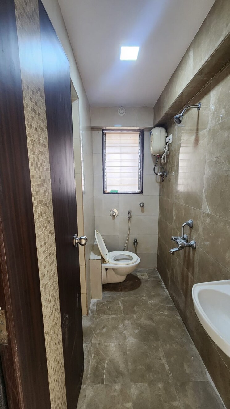Bathroom, shimpoli-niranjan-chs 2 Bedroom 700 Sq.Ft. Apartment In Borivali West Mumbai 9196358