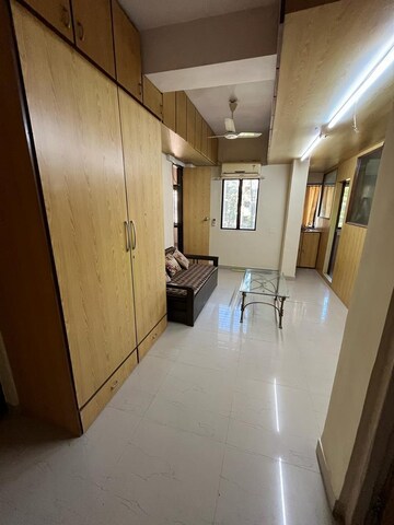 Room in 3 BHK Apartment at Seven Bungalow, Andheri West – for Rent