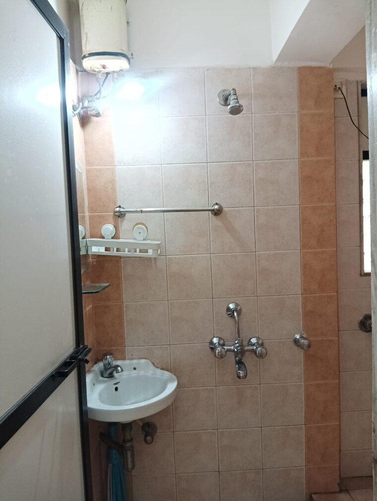 Bathroom, dheeraj-valley 1 Bedroom 400 Sq.Ft. Apartment In Goregaon East Mumbai 9196436