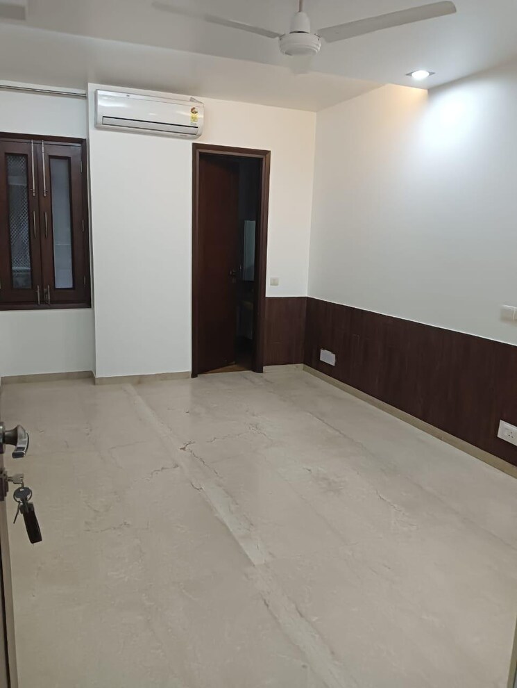 Room, uday park 3 Bedroom 217 Sq.Yd. Builder Floor In Uday Park Delhi 9196461