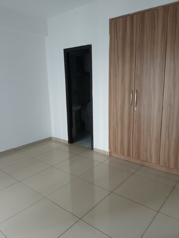 Room in 2.5 BHK Apartment at Gulshan Bellina, Sector 16 Greater Noida – for Rent