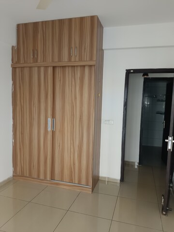 Room in 2.5 BHK Apartment at Gulshan Bellina, Sector 16 Greater Noida – for Rent