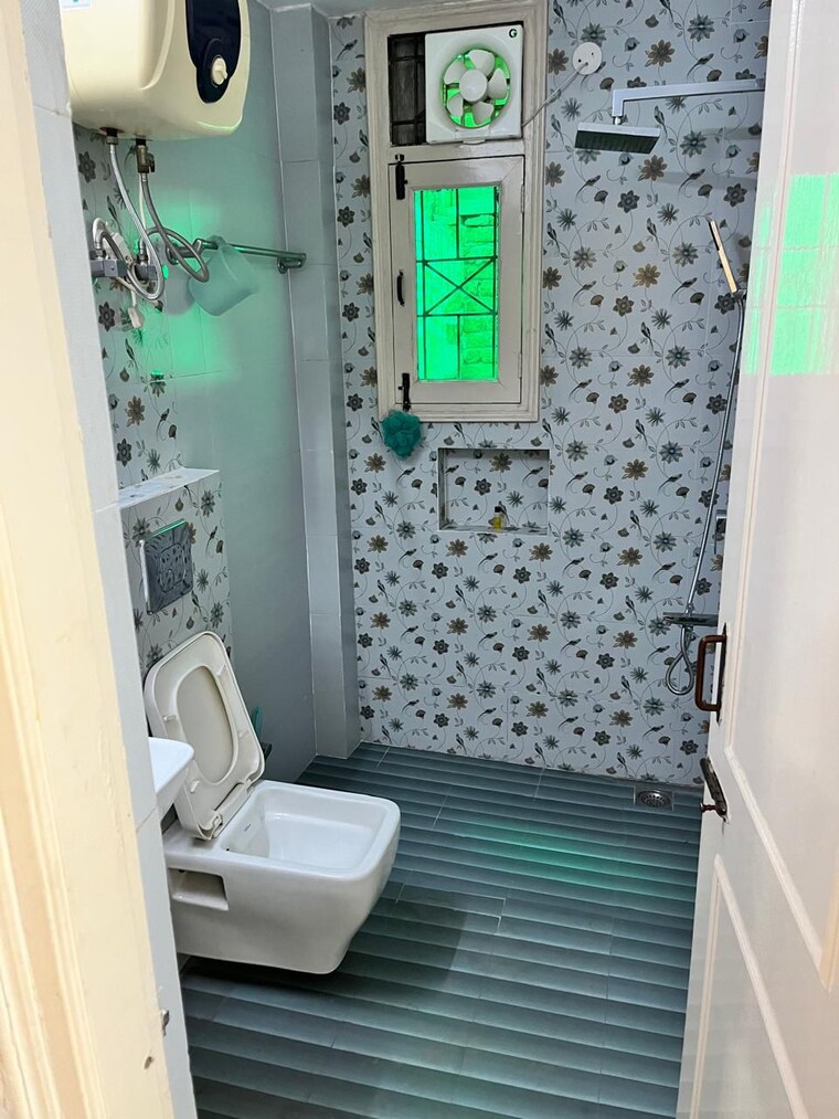 Bathroom, unitech-south-city-ii 3 Bedroom 1450 Sq.Ft. Builder Floor In Sector 50 Gurgaon 9196498