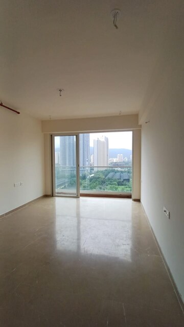 Room in 2 BHK Apartment at Kalpataru Paramount, Kapur Bawdi – for Rent