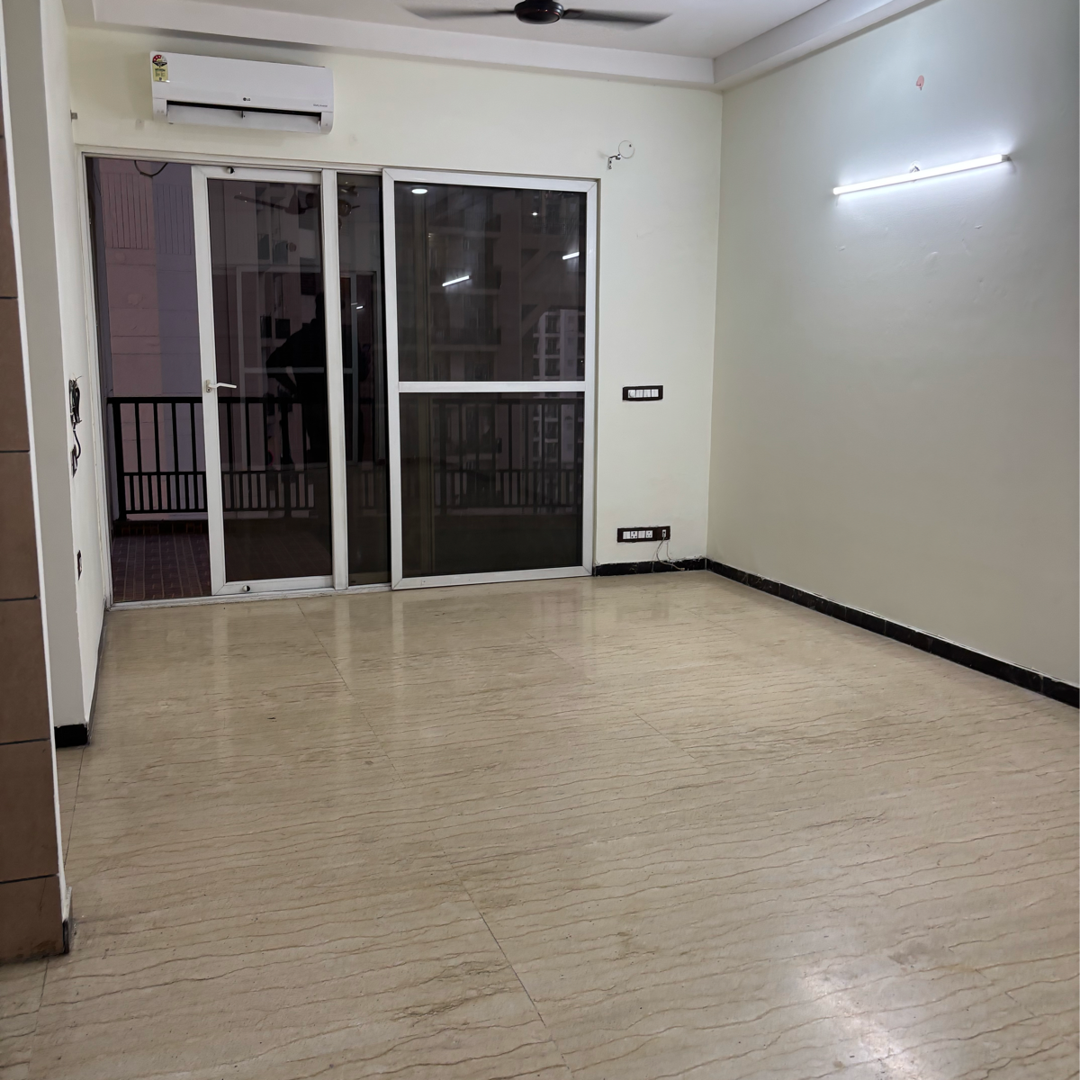 3.5 BHK + Servant Room Apartment For Rent in Dasnac The Jewel