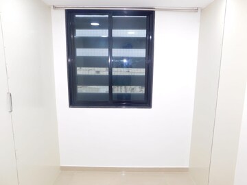 Room in 2 BHK Apartment at Kalpataru Estate Mumbai, Jogeshwari East – for Rent
