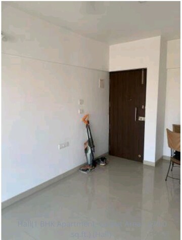 Room in 2 BHK Apartment at Kalpataru Paramount, Kapur Bawdi – for Rent