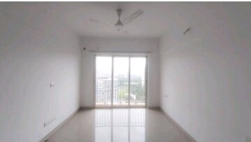 Room in 2 BHK Apartment at Kalpataru Paramount, Kapur Bawdi – for Rent