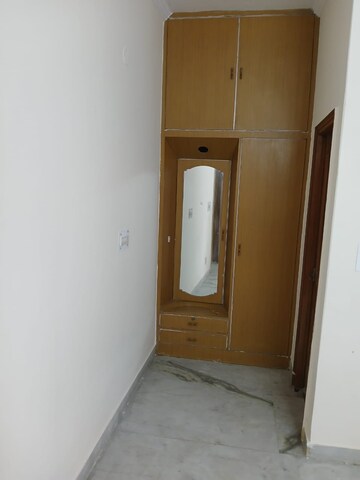Room in 3 BHK Builder Floor at Sector 38 – for Rent