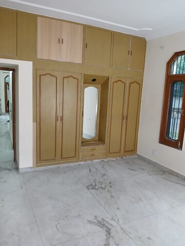 Bedroom in 3 BHK Builder Floor at Sector 38 – for Rent