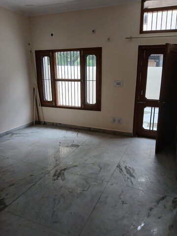 Room in 3 BHK Builder Floor at Sector 38 – for Rent