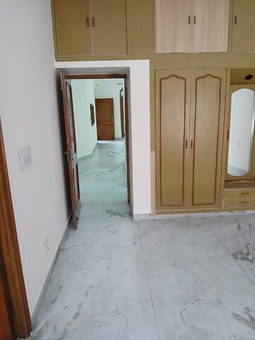 Building Lobby in 3 BHK Builder Floor at Sector 38 – for Rent