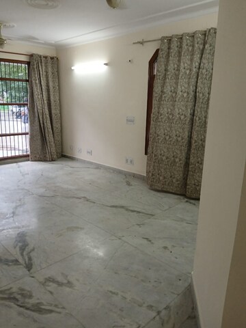 Room in 3 BHK Builder Floor at Sector 38 – for Rent