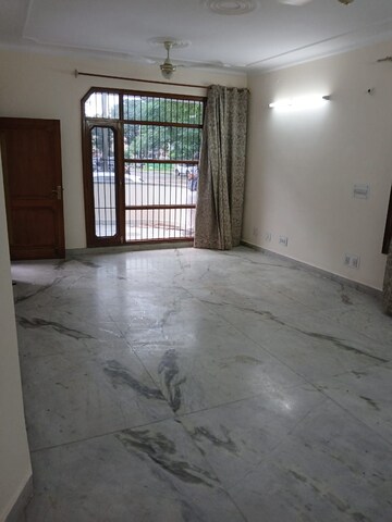 Room in 3 BHK Builder Floor at Sector 38 – for Rent