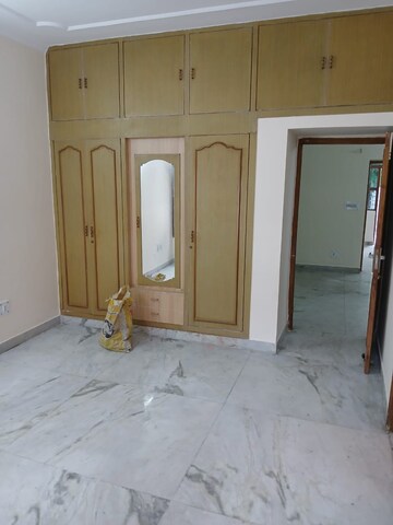 Room in 3 BHK Builder Floor at Sector 38 – for Rent