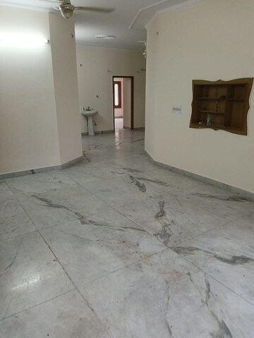 Room in 3 BHK Builder Floor at Sector 38 – for Rent