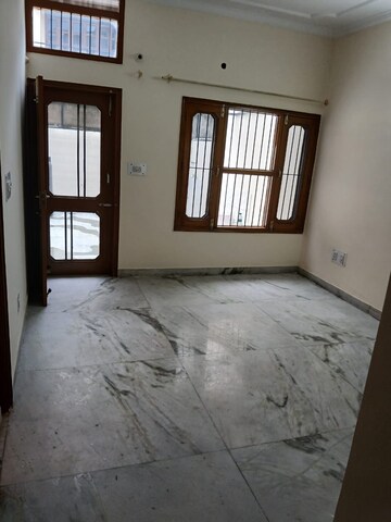 Room in 3 BHK Builder Floor at Sector 38 – for Rent
