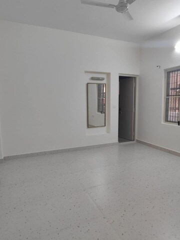 Room in 3 BHK Builder Floor at Koramangala – for Rent