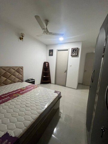 Master Bedroom in 2 BHK Apartment at Sheth Vasant Oasis, Andheri East – for Rent