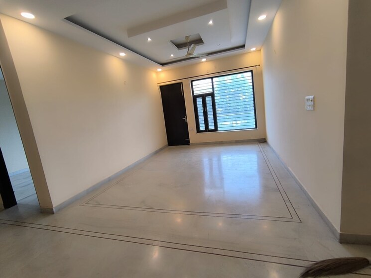 Room, green fields colony 4 Bedroom 450 Sq.Yd. Builder Floor In Green Fields Colony Faridabad 9196859