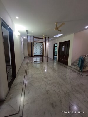 Room in 5 BHK Villa at Sector 118 – for Sale