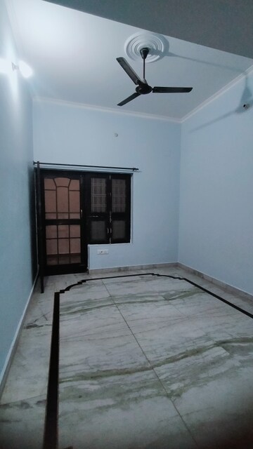 Room in 6+ BHK Villa at Gomti Nagar – for Rent