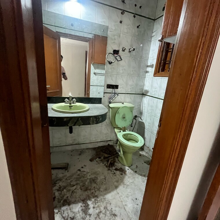 Bathroom, malviya nagar 3 Bedroom 1800 Sq.Ft. Builder Floor In Malviya Nagar Delhi 9196968
