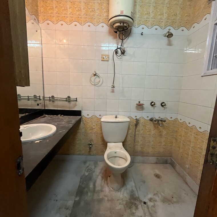 Bathroom, malviya nagar 3 Bedroom 1800 Sq.Ft. Builder Floor In Malviya Nagar Delhi 9196968