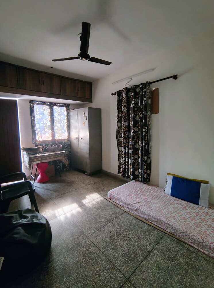 Room, mayur vihar phase 1 3 Bedroom 1350 Sq.Ft. Apartment In Mayur Vihar Phase 1 Delhi 9196978