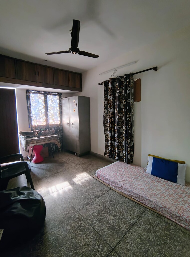 Room, mayur vihar phase 1 3 Bedroom 1350 Sq.Ft. Apartment In Mayur Vihar Phase 1 Delhi 9196978