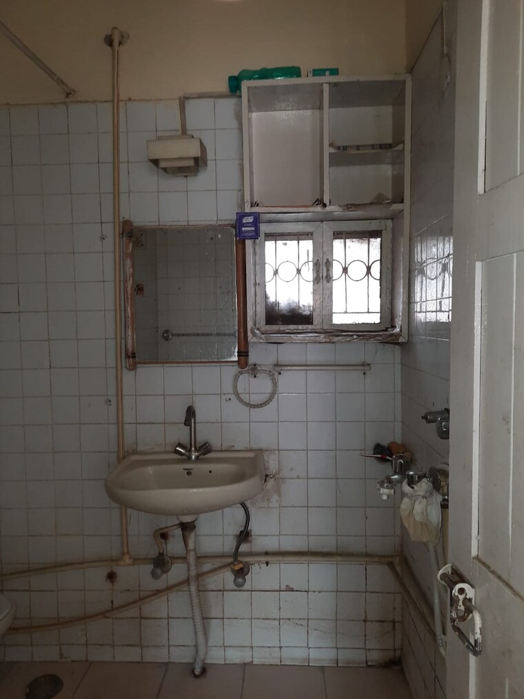 Bathroom, sarita vihar 2 Bedroom 1250 Sq.Ft. Apartment In Sarita Vihar Delhi 9197015